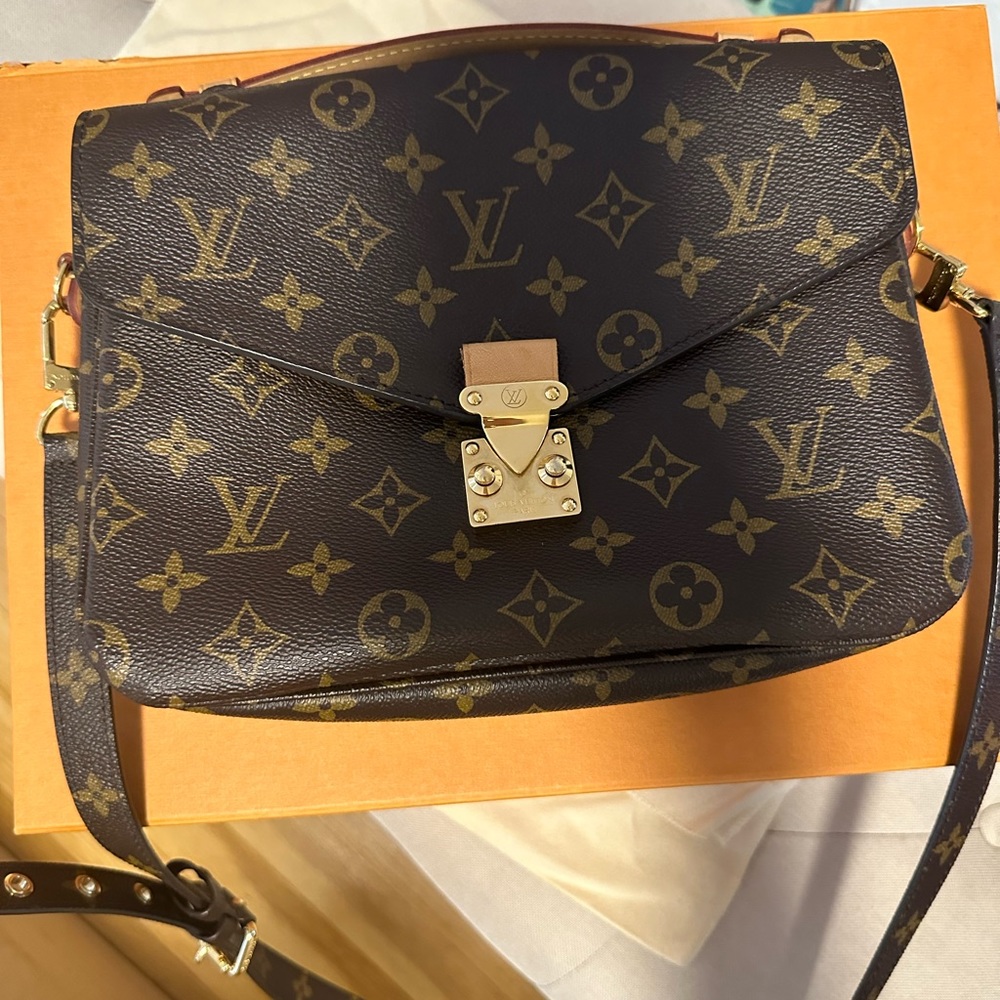 Louis Vuitton Pochette Metis